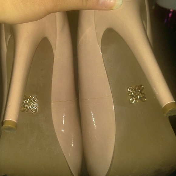 Vera Wang Platform Stilettos - Picture 6 of 7